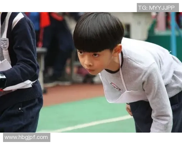 足球少年梦想启航动漫风格男生头像展现运动激情与青春活力